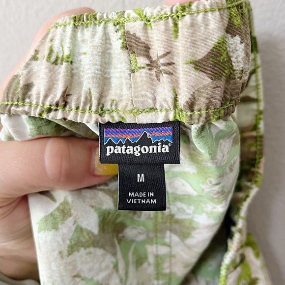 Patagonia Barely Baggies 2 1/2" Shorts Green Tropical Printed Frond Botanical M - Picture 6 of 9